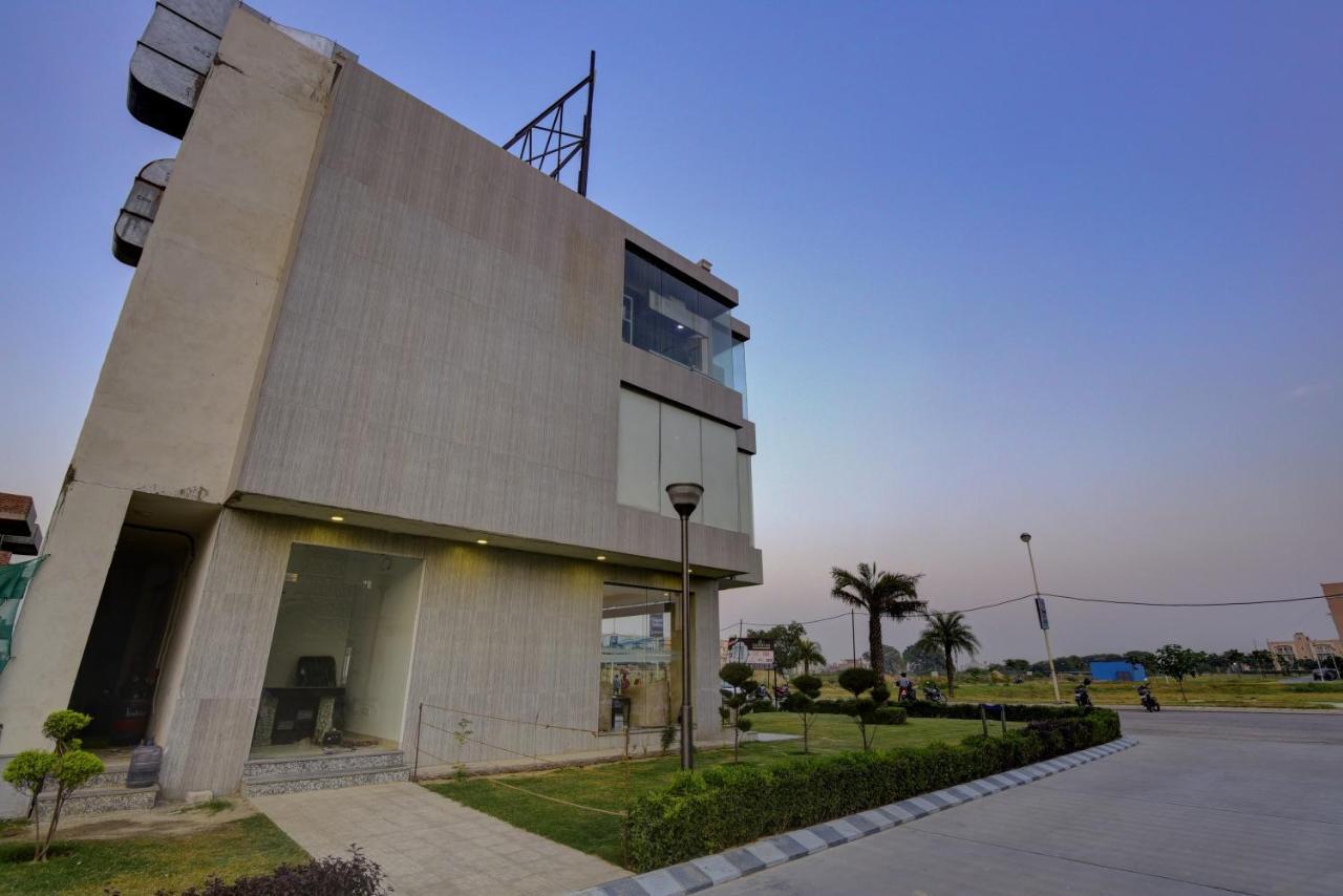 Country Inn Hotels & Resorts Vrindāvan Εξωτερικό φωτογραφία