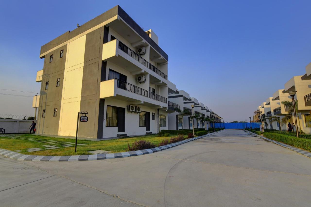Country Inn Hotels & Resorts Vrindāvan Εξωτερικό φωτογραφία