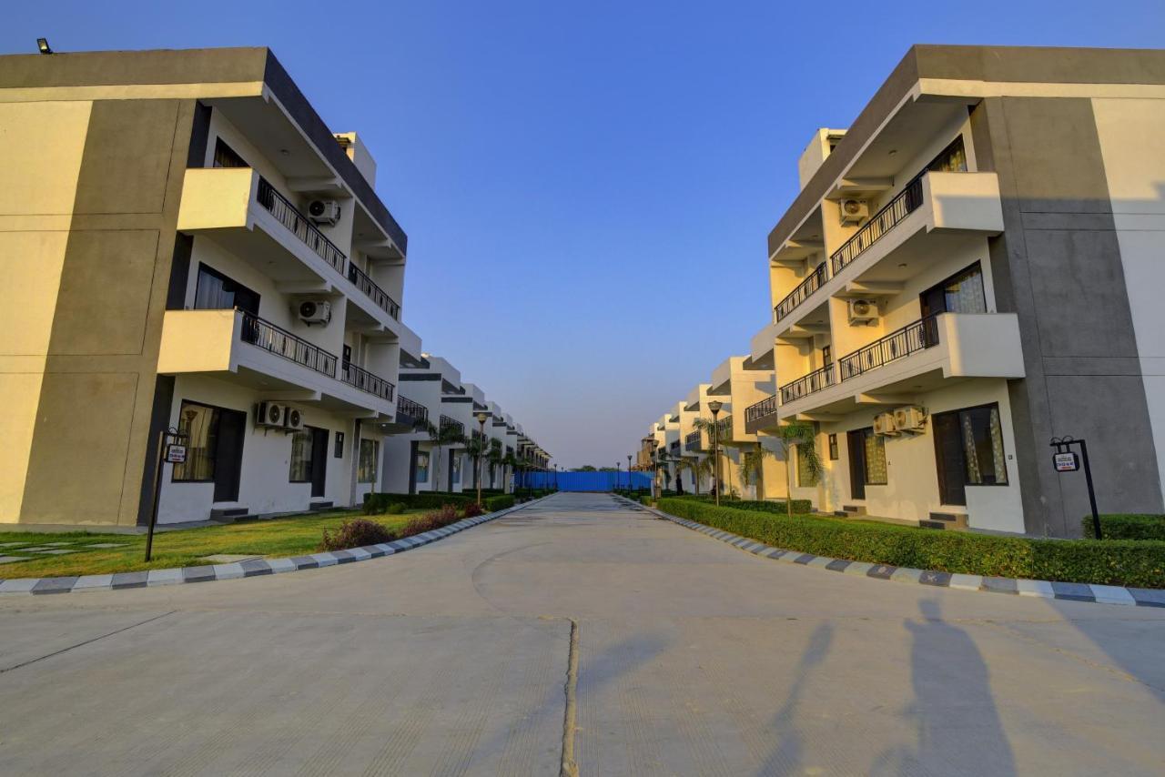 Country Inn Hotels & Resorts Vrindāvan Εξωτερικό φωτογραφία