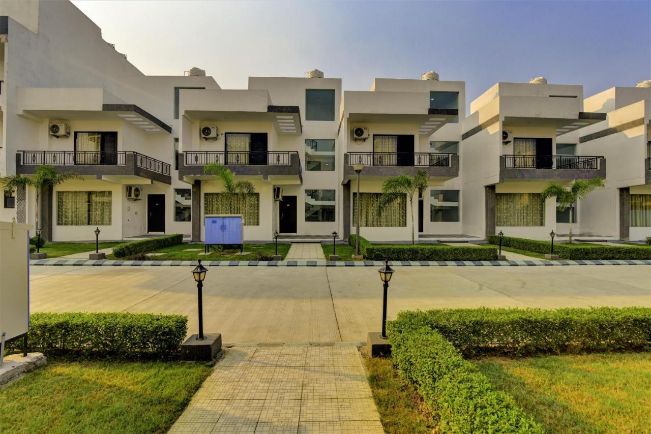 Country Inn Hotels & Resorts Vrindāvan Εξωτερικό φωτογραφία